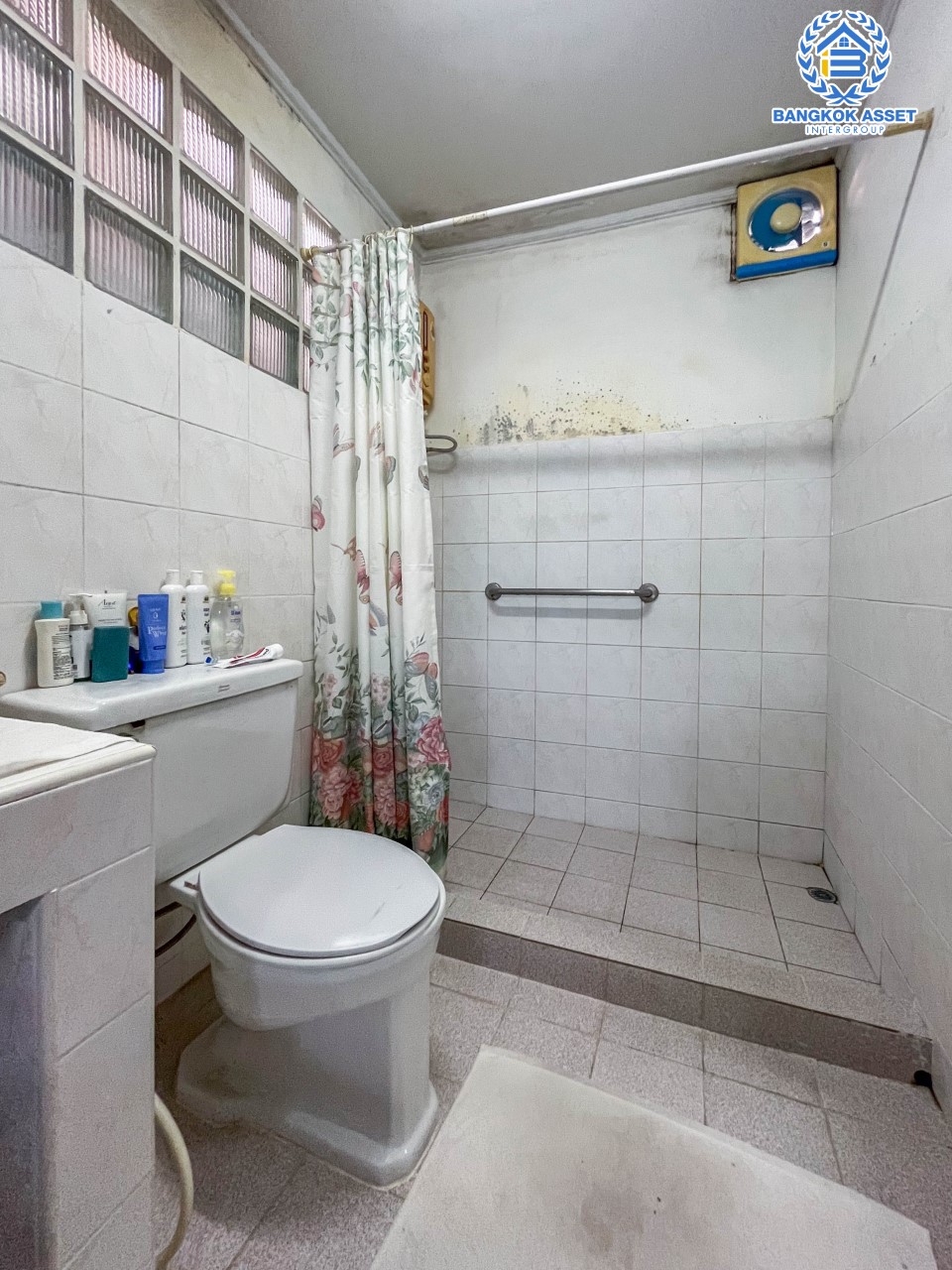 *****บ้านเดี่ยวมือสอง ซอยลาดพร้าว35 เนื้อที่ 72 ตร.ว. ฟังก์ชันจัดเต็ม 4 ห้องนอน 4 ห้องน้ำ 4 ที่จอดรถ บ้านสวยพร้อมเข้าอยู่ แถมฟรี เครื่องปรับอากาศ+เครื่องทำน้ำอุ่น ทำเลดี เข้าออกได้หลายเส้นทาง ทั้ง ถ.รัชดาภิเษก,ถ.ลาดพร้าว ใกล้รถไฟฟ้า "สถานีลาดพร้าว" และทางด่วน "ศรีรัช"